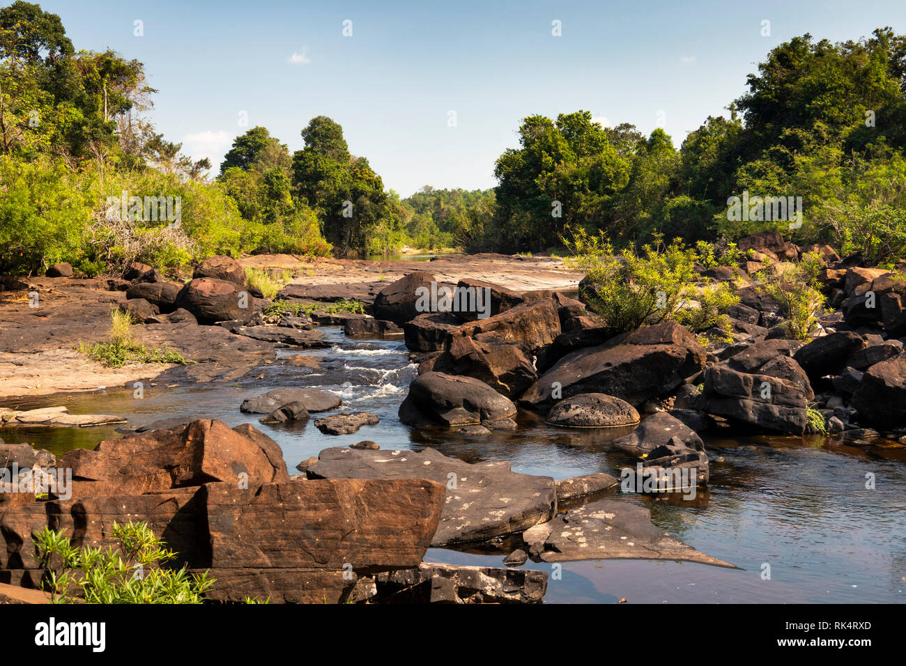 Cambogia, Koh Kong Provincia, Chi Phat, Chhay Chrei, Bodhi Tree rapide sul fiume Piphot nella stagione secca Foto Stock