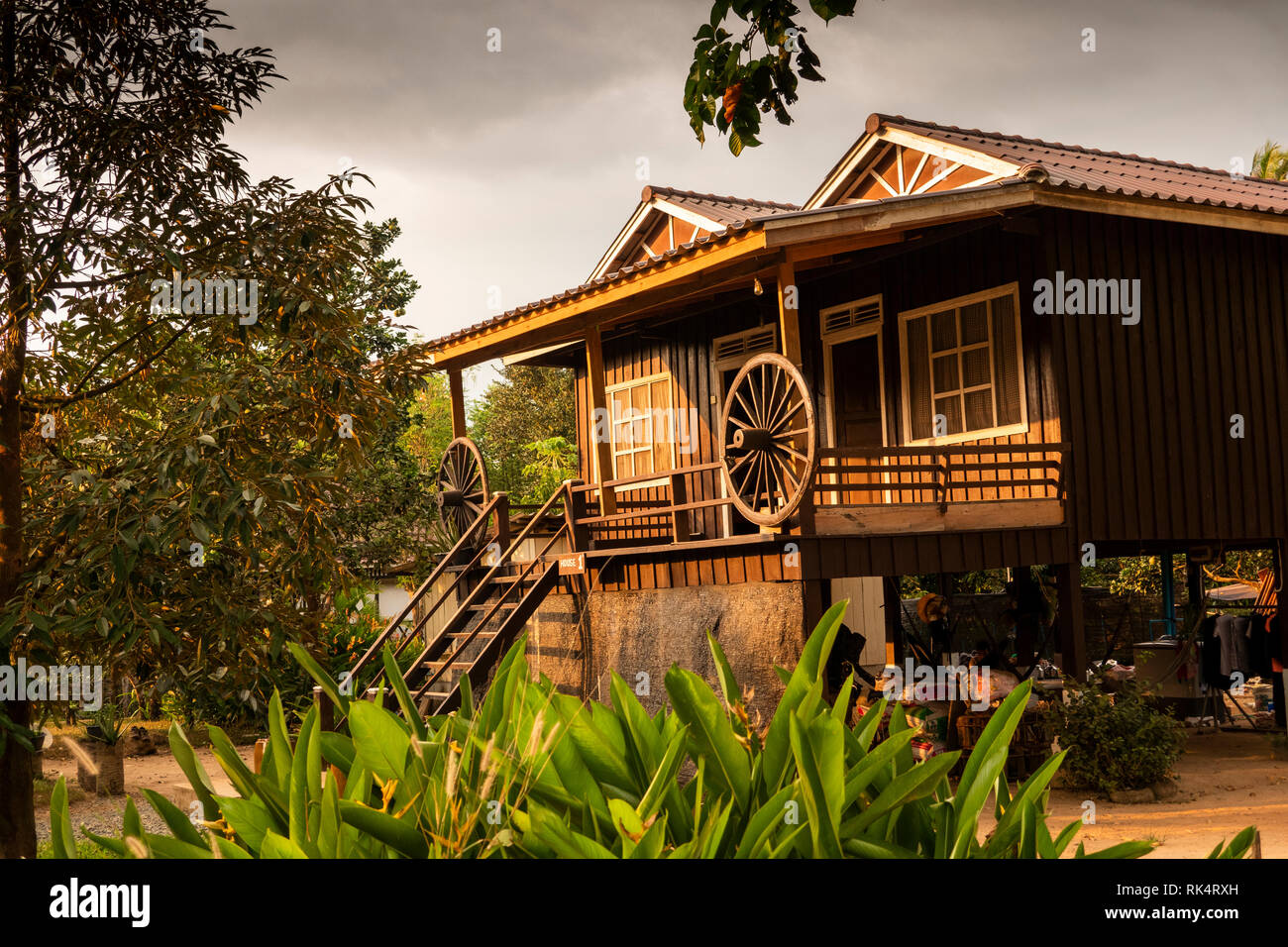 Cambogia, Koh Kong Provincia, Chi Phat, comunità progetto del turismo, Sun Bear Bungalows, vecchie ruote di carri decorare agriturismo balcone Foto Stock