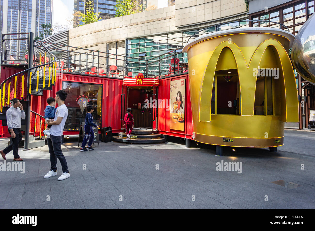 Giovane ragazza entra McDonald's pop up ristorante reso da un convertito contenitore di spedizione in Shenzhen, Cina Foto Stock