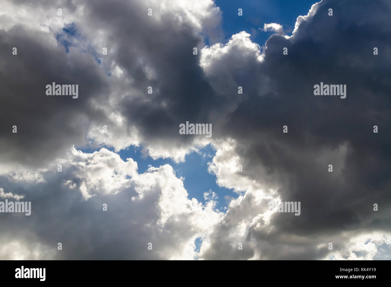 Nuvole scure in un cielo blu Foto Stock