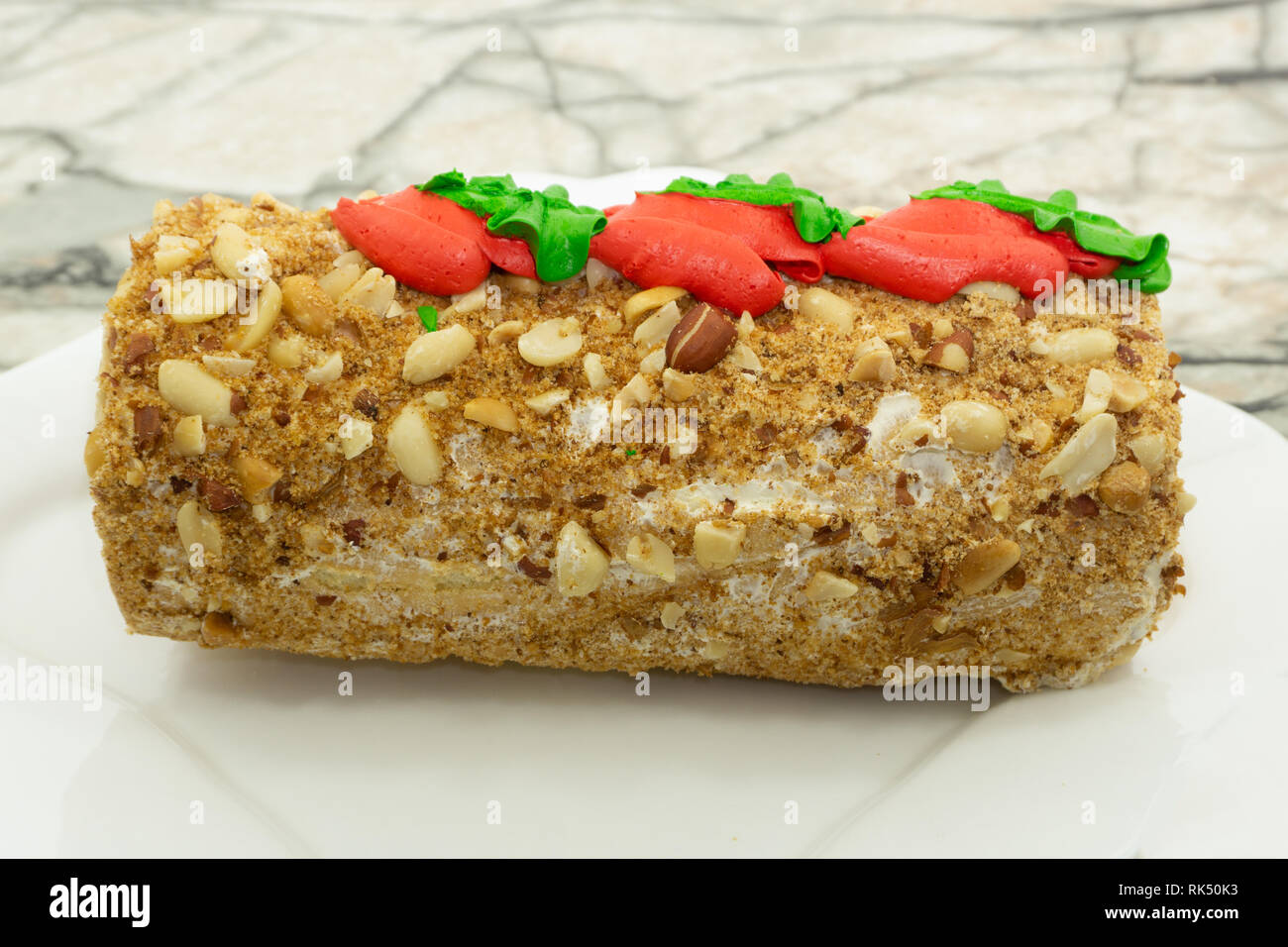 Granola bar con dadi di frutta e bacche su una pietra bianca tabella sano dolce con snack Top Copia vista spazio . Foto Stock