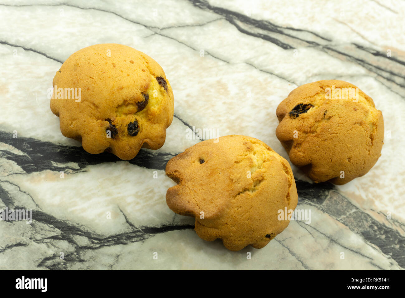 Quattro i muffin sul tavolo di uvetta bean . Foto Stock