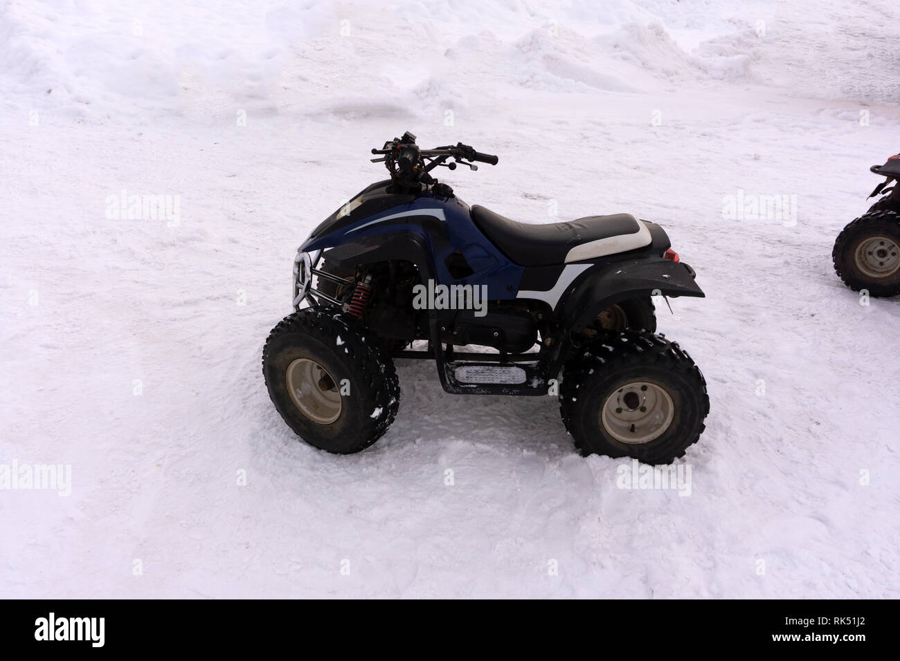 Moto Quad nella neve. ATV è un colore giallo. Noleggio ATV Foto Stock