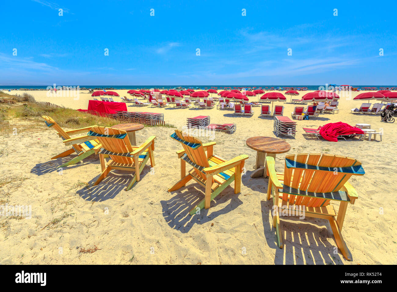 Mare sedie in Coronado Beach lungo Ocean Boulevard sull Oceano Pacifico, Coronado Island, San Diego. Stagione estiva nella costa Ovest, STATI UNITI D'AMERICA. Blu cielo con copia Foto Stock