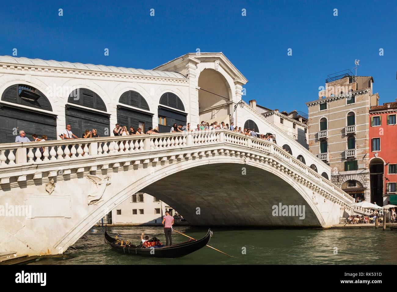 I turisti sul ponte di Rialto sul Canal Grande con la gondola tradizionali, San Polo, Venezia, Veneto, Italia, Europa Foto Stock
