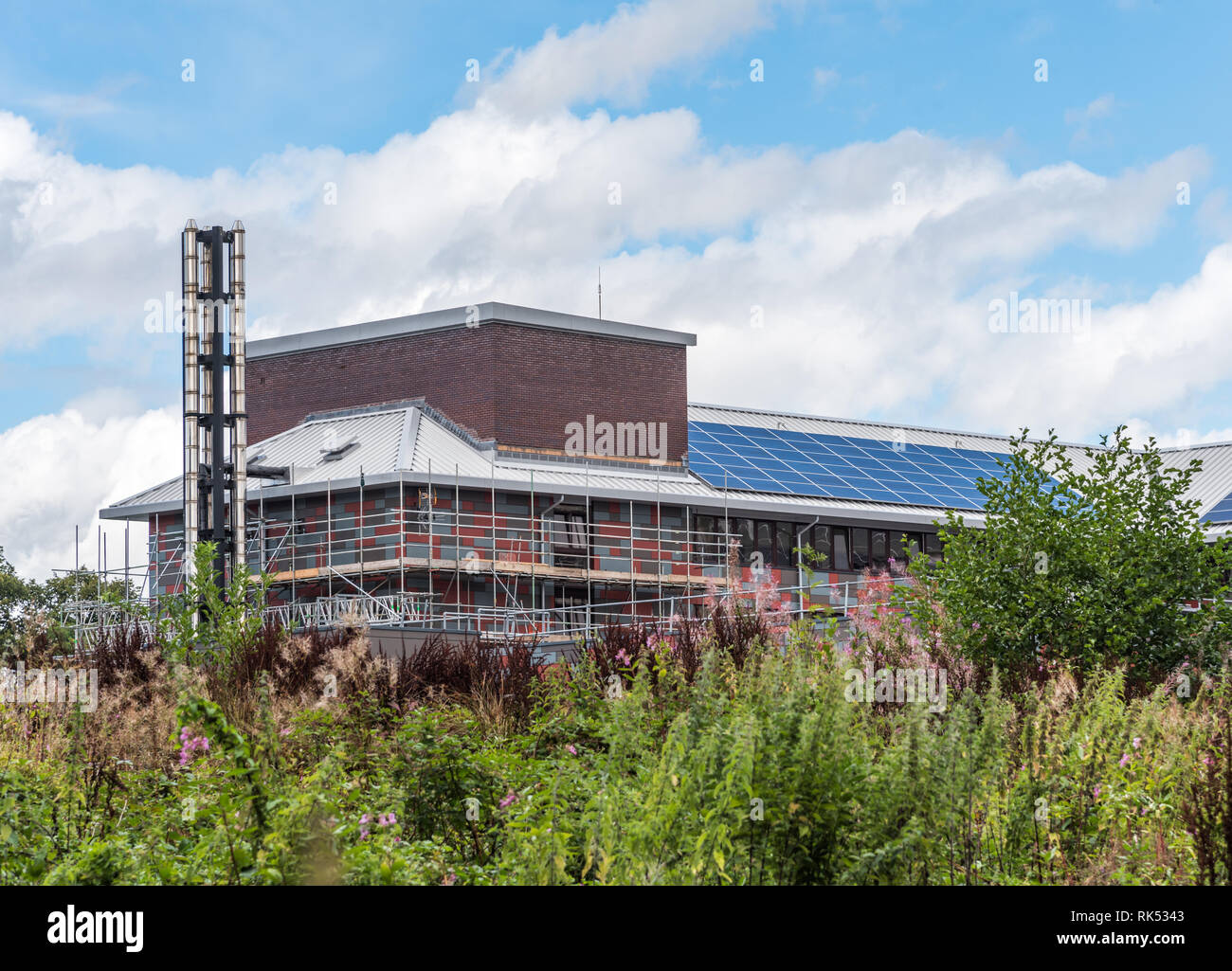 Newport, Wales UK Ufficio Nazionale di Statistica edifici governativi. Mostra il design vivace, pannelli solari e ponteggi Lavori in corso di svolgimento. Foto Stock