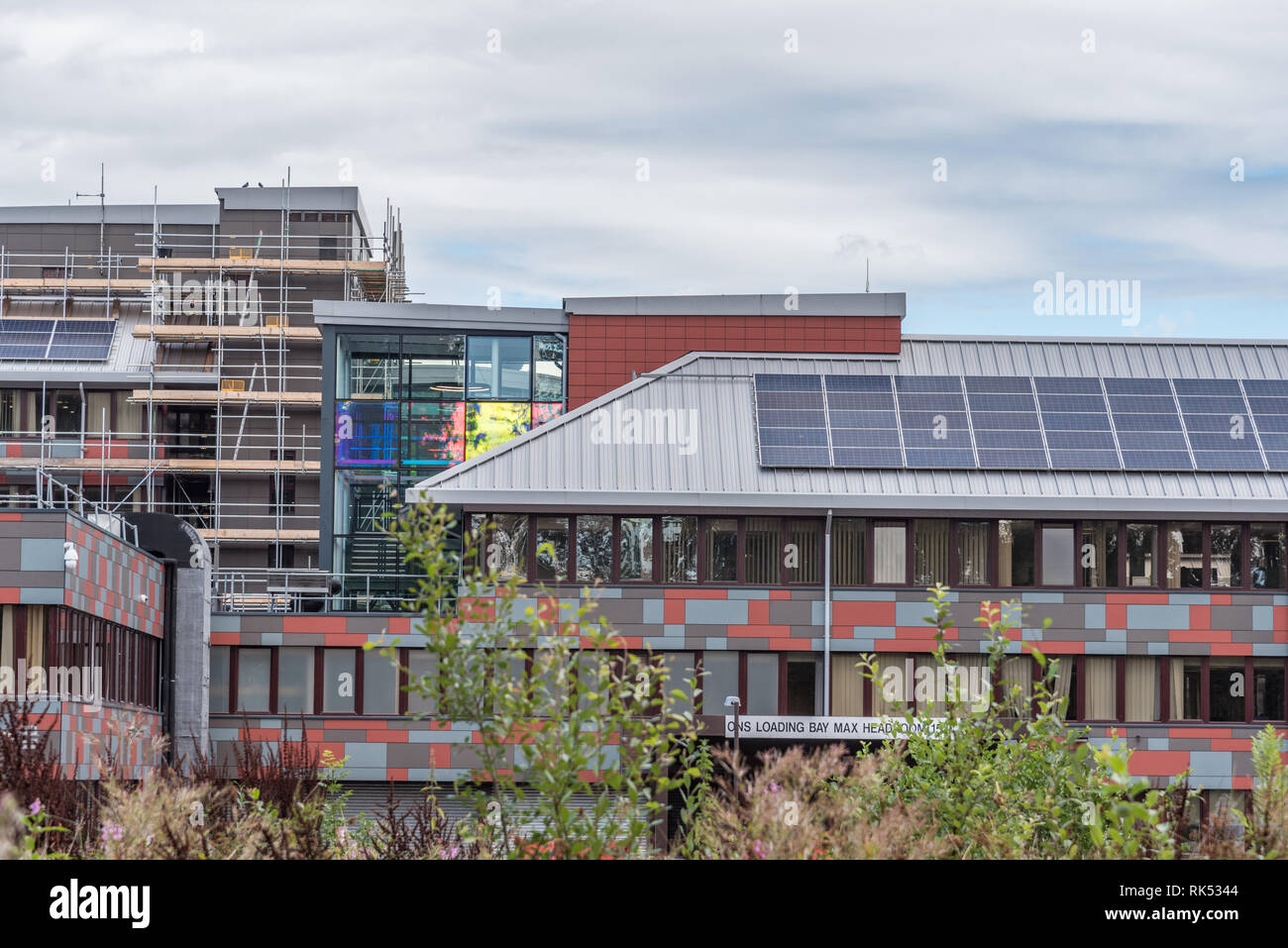 Newport, Wales UK Ufficio Nazionale di Statistica edifici governativi. Mostra il design vivace, pannelli solari e ponteggi Lavori in corso di svolgimento. Foto Stock