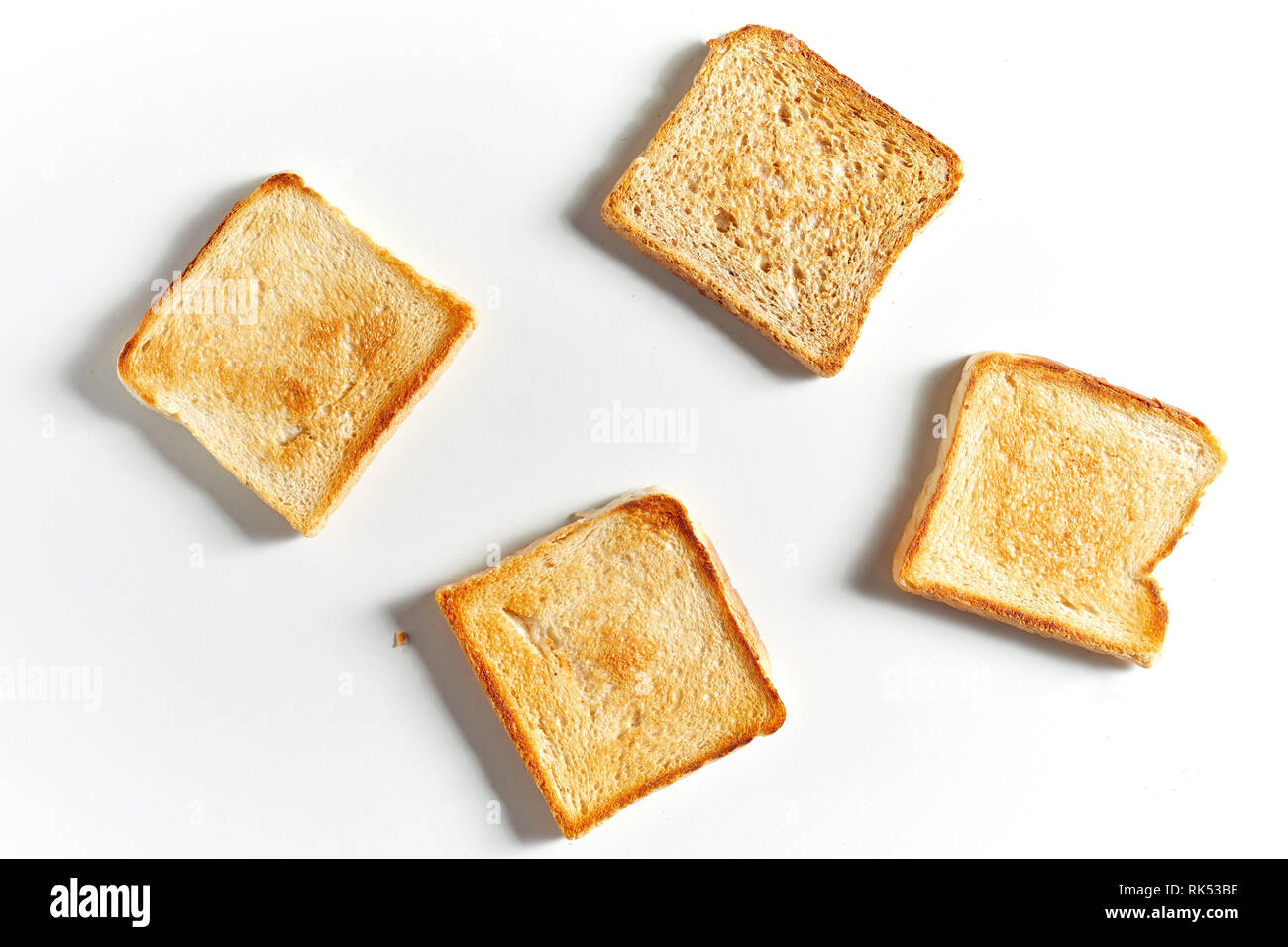 Set di quattro toast fritti fette di pane isolato su sfondo bianco con ombre, visto dal di sopra Foto Stock