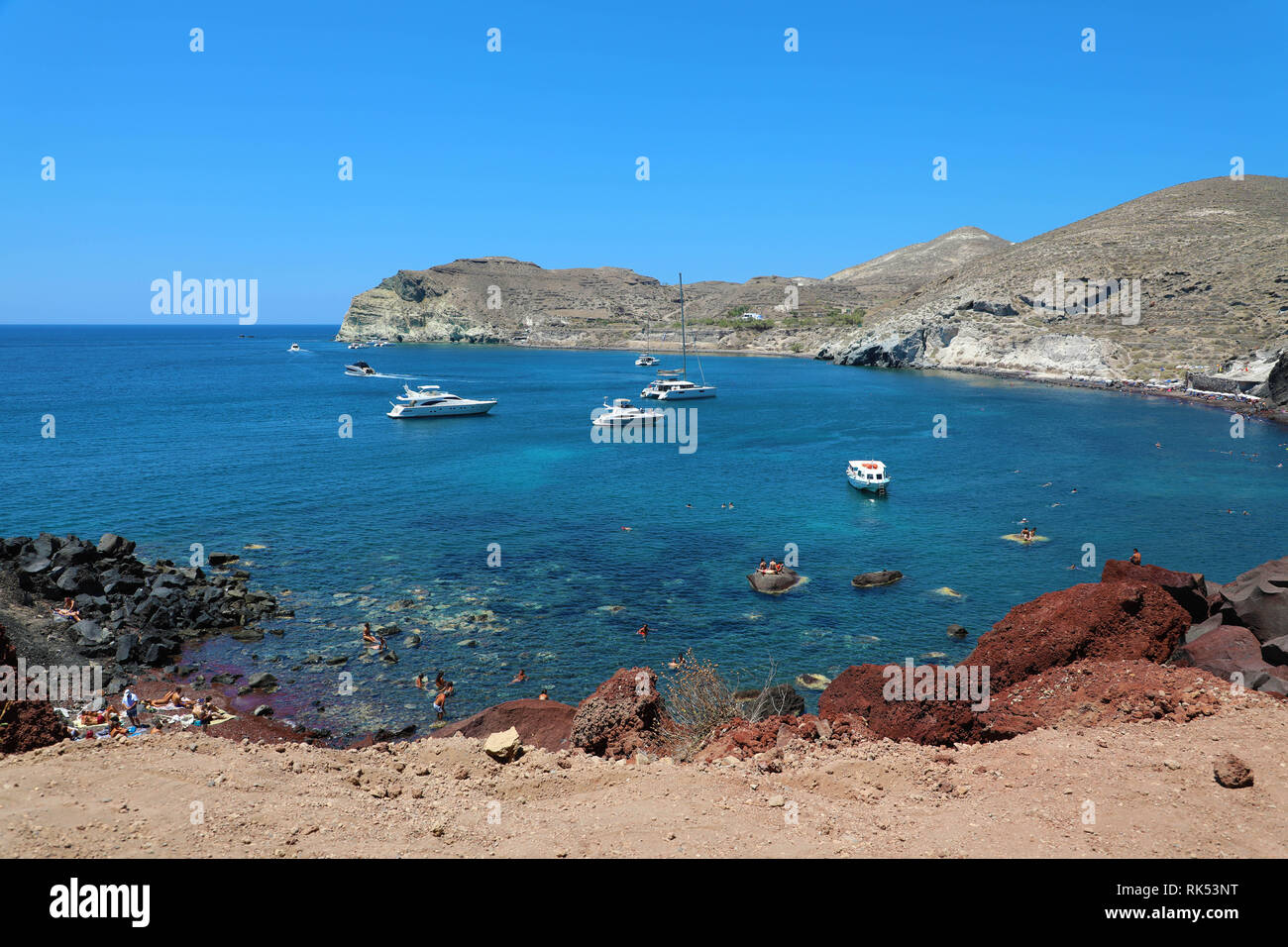 Red Beach, Santorini, Cicladi, Grecia. Bella estate paesaggio con una delle spiagge più famose del mondo. Foto Stock