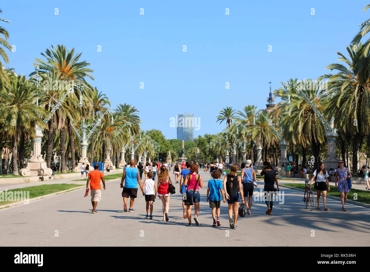 Barcellona, Spagna - Luglio 11, 2018: persone walkng in Passeig de Lluís Companys vista dall Arc de Triomf, Barcellona, Spagna Foto Stock