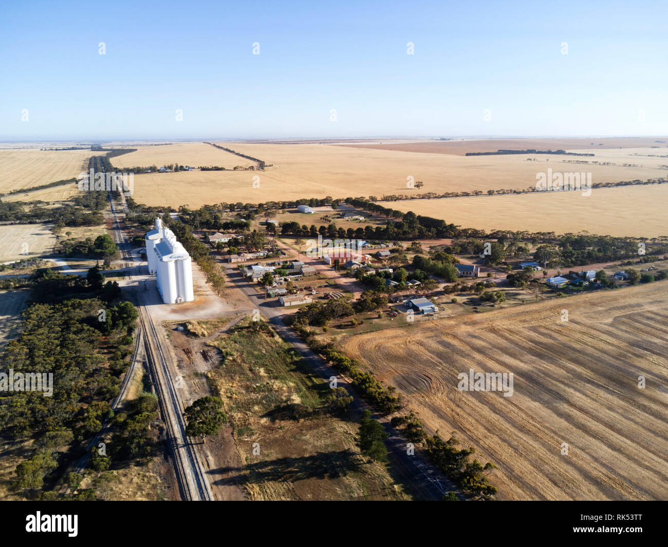 Il silos per il grano e la linea ferroviaria a Yeelanna Eyre Peninsula South Australia Foto Stock