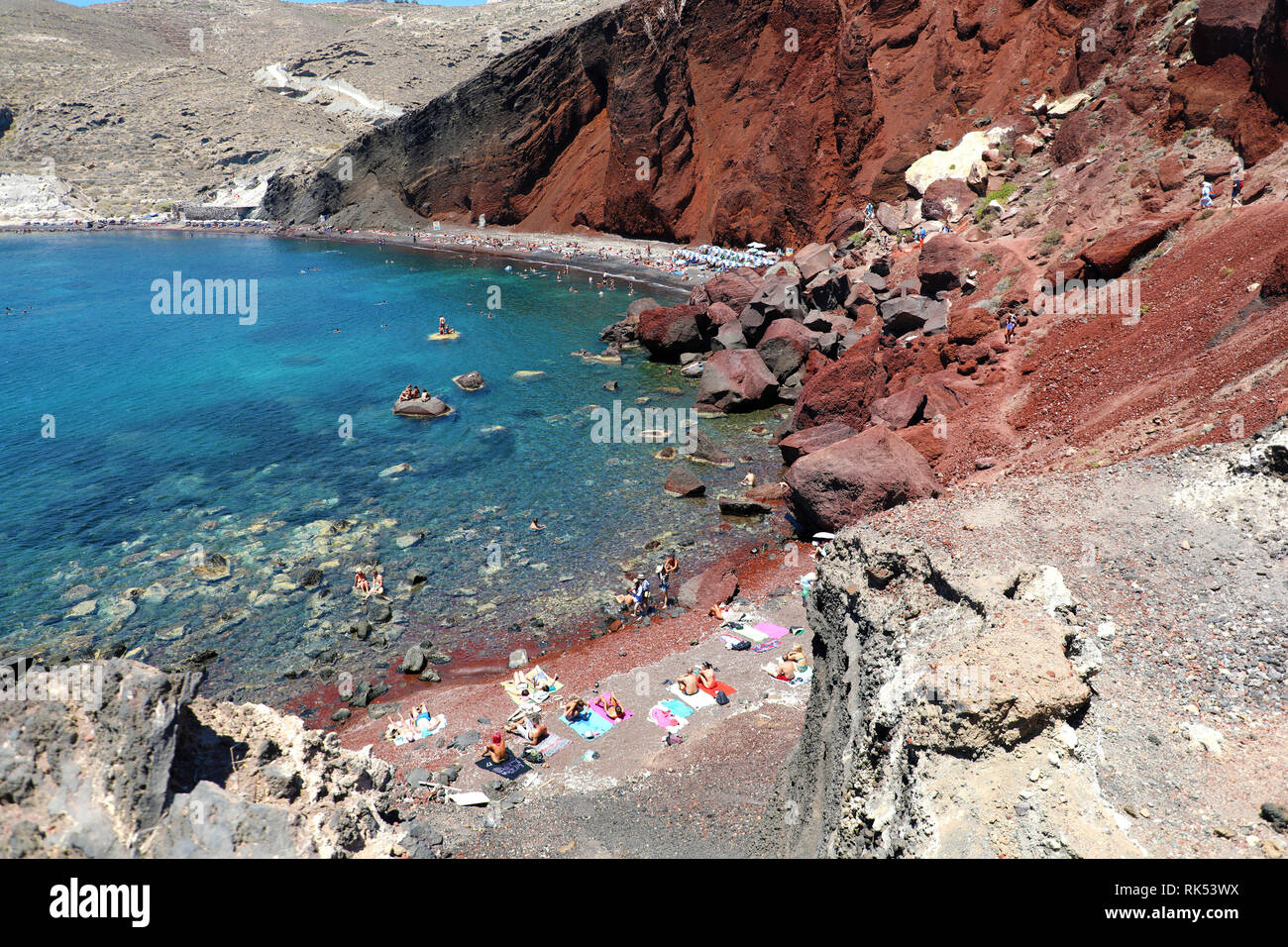 SANTORINI, Grecia - 21 luglio 2018: Red Beach, Santorini, Cicladi, Grecia. Bella estate paesaggio con una delle spiagge più famose in t Foto Stock
