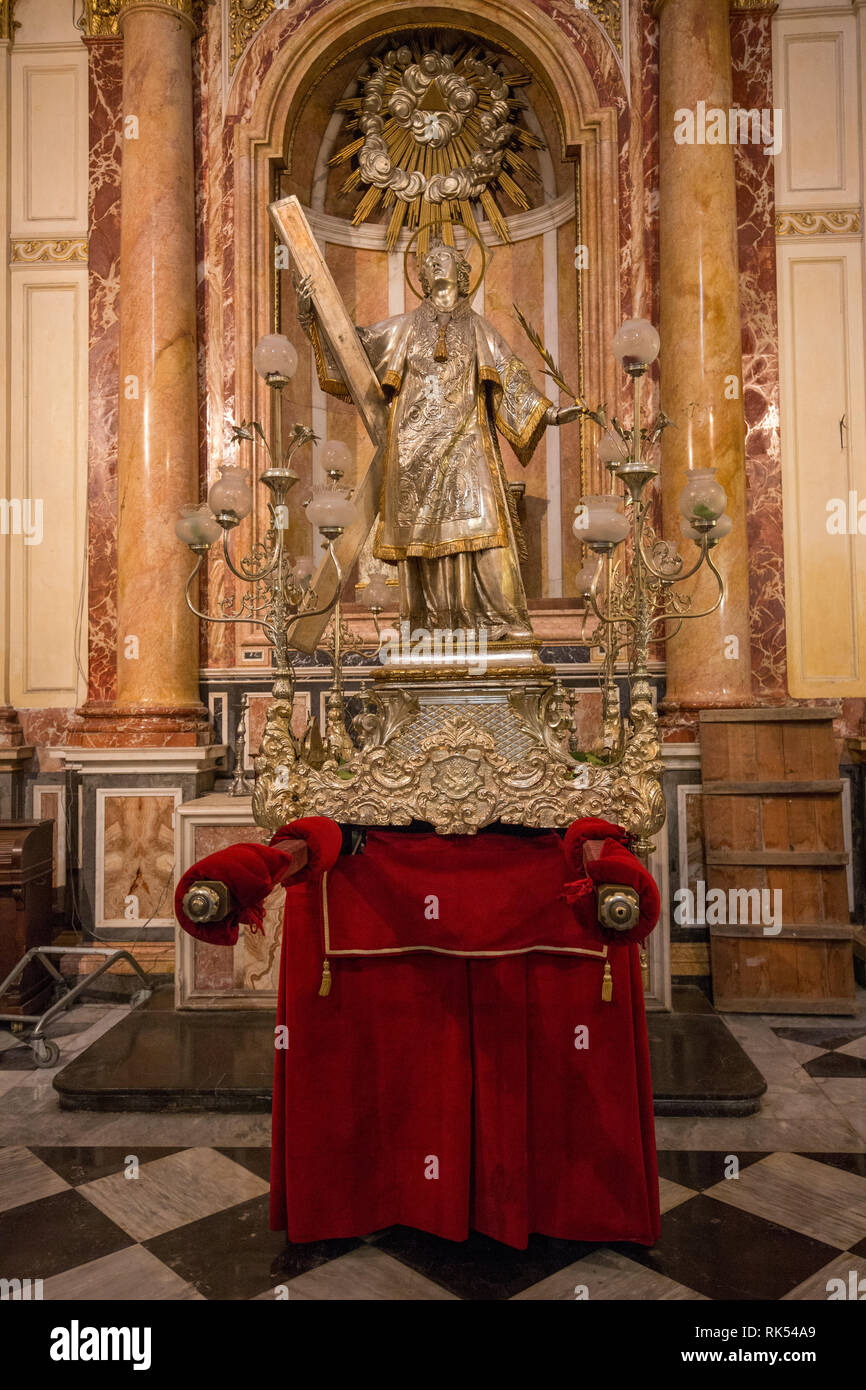 Gli interni della cattedrale con placcato in argento lo stato di Gesù di essere portati al centro di Valencia Foto Stock