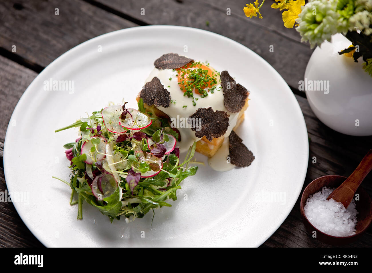 Uovo su toast con un letto di insalata Foto Stock