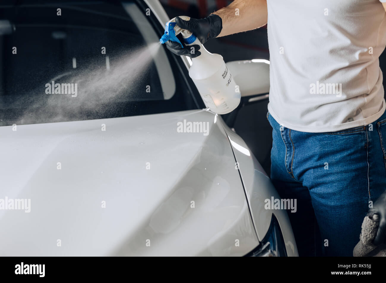 Vicino la foto ritagliata. migliori auto detergente auto naturale lo spray per la pulizia, migliori auto dettagli prodotto Foto Stock