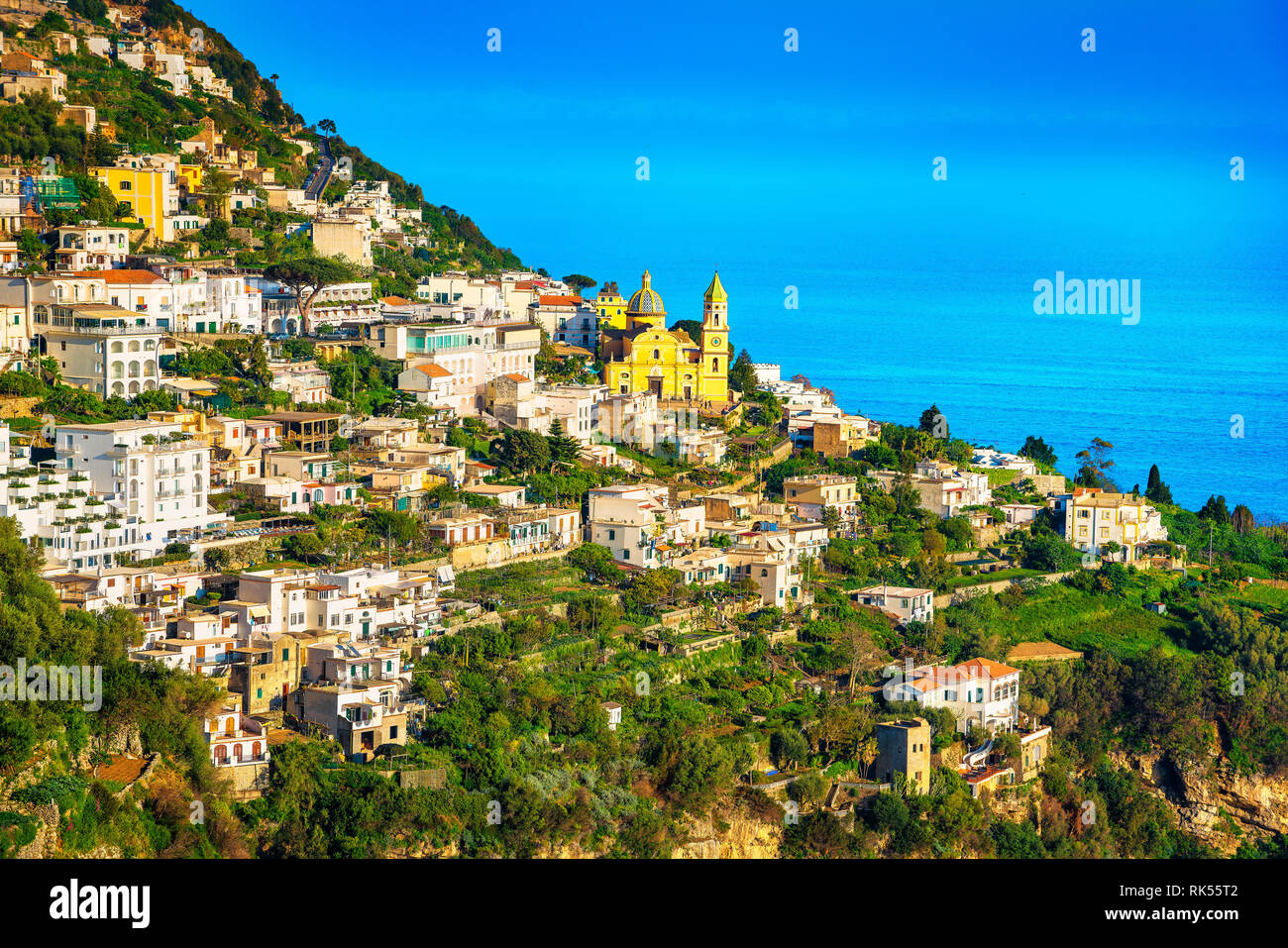 Praiano in costiera amalfitana, vista panoramica. L'Italia, Europa Foto Stock