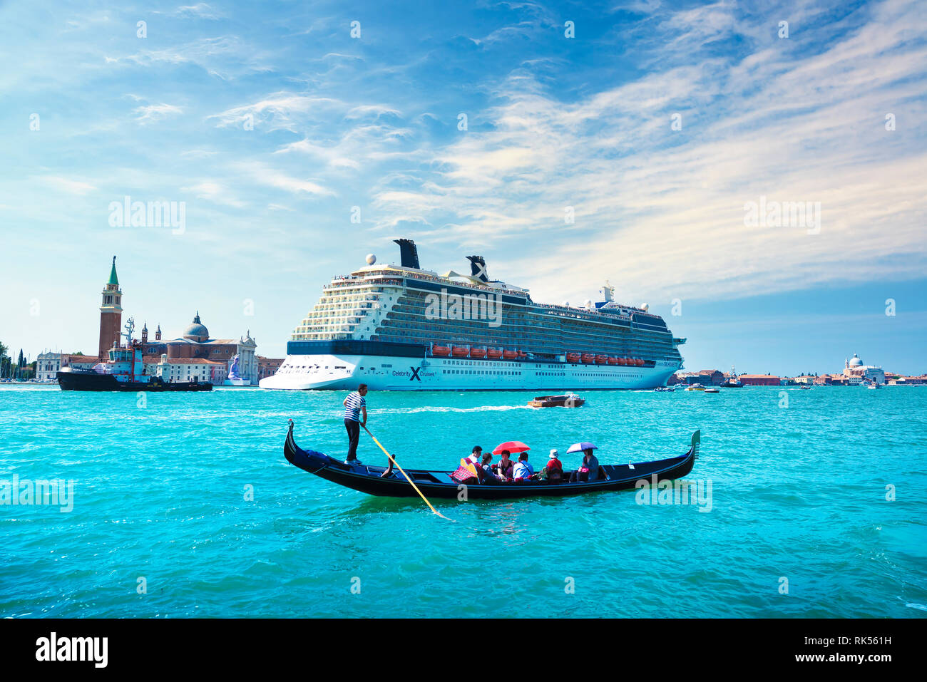 Venezia / ITALIA - Luglio 18, 2013: Celebrity Silhouette nave da crociera e turisti in tradizionali in Gondola sul Canal Grande. La questione di gigantesche navi da crociera Foto Stock