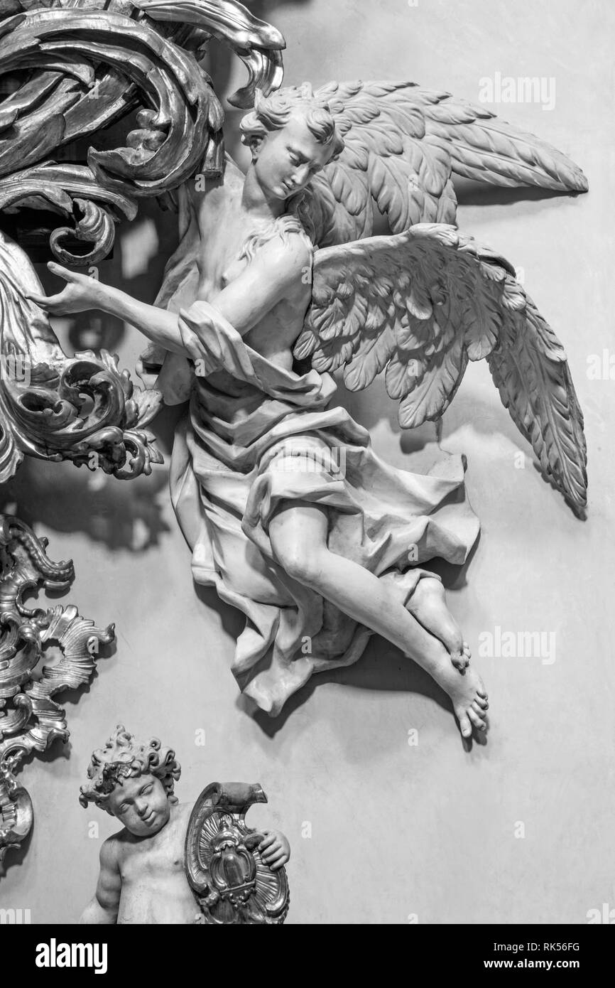 Praga, Repubblica Ceca - 12 ottobre 2018: Il policromo scolpito statua barocca di angelo dal lato altare di San Francesco di Assisi chiesa da M. V. Foto Stock