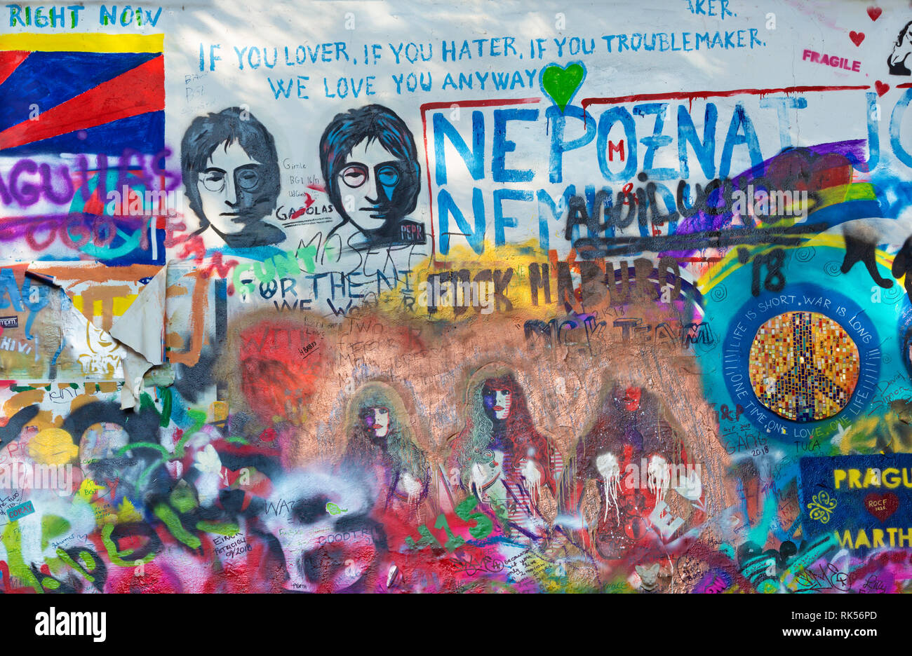 Praga, Repubblica Ceca - 12 ottobre 2018: Dettaglio di John Lennon pace parete creato nel 1980. Foto Stock