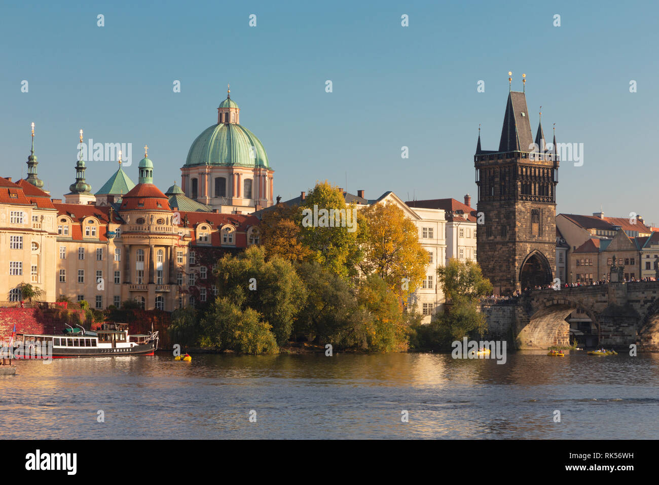 Praga - La torre del Charles sposa in autunno la mattina. Foto Stock