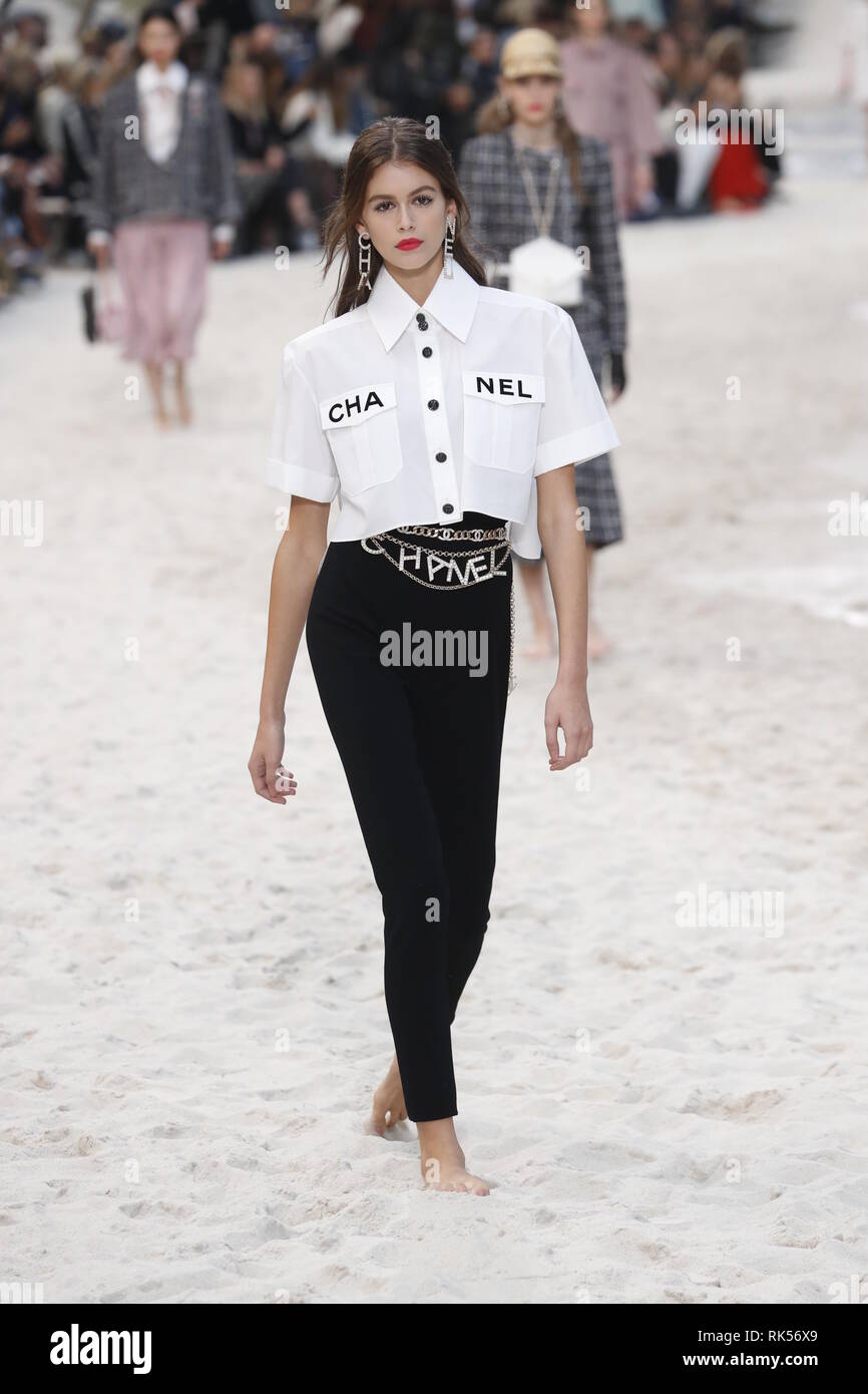 Parigi, Francia - 02 ottobre: Kaia Gerber passeggiate sulla pista durante  la Chanel mostrano come parte della settimana della moda di Parigi  Womenswear Primavera/Estate 2019 Foto stock - Alamy