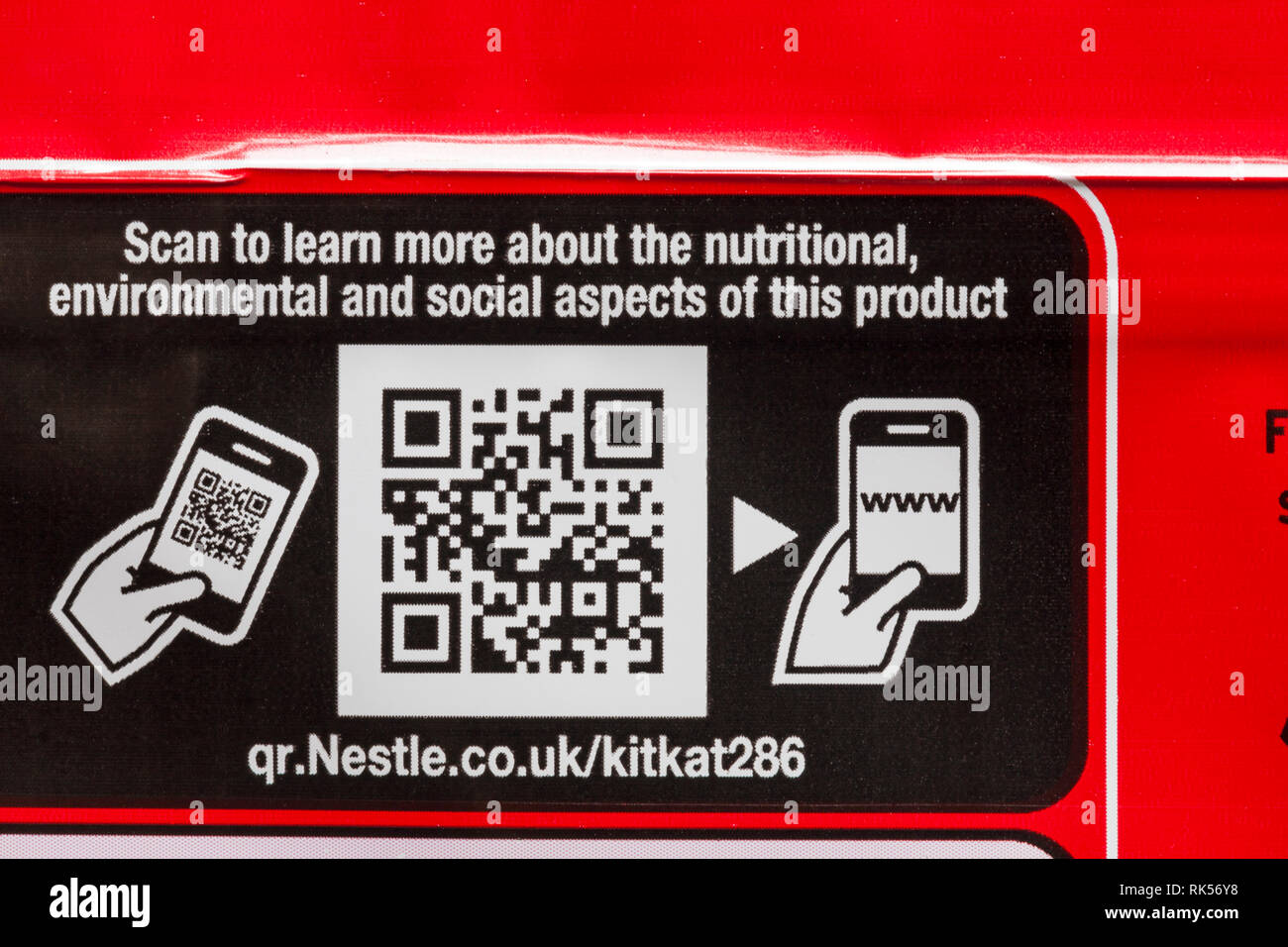 Kitkat qr code sul pacco di kitkats - scansione per saperne di più circa le qualità nutrizionali, aspetti ambientali e sociali di questo prodotto Foto Stock