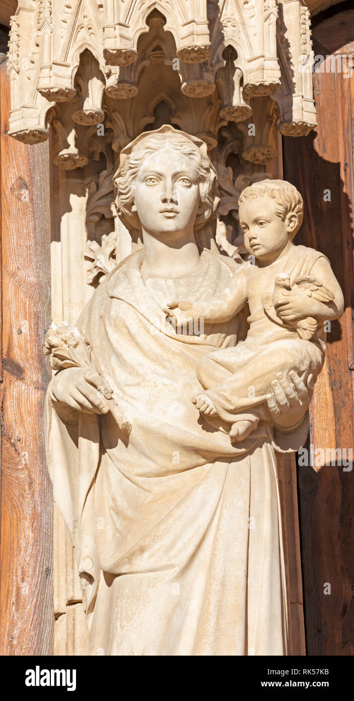 PALMA DE MALLORCA, Spagna - 30 gennaio 2019: la Madonna dal portale sud della cattedrale La Seu da maestri Pere Morey e Guillem Sagrera Sagrera Foto Stock