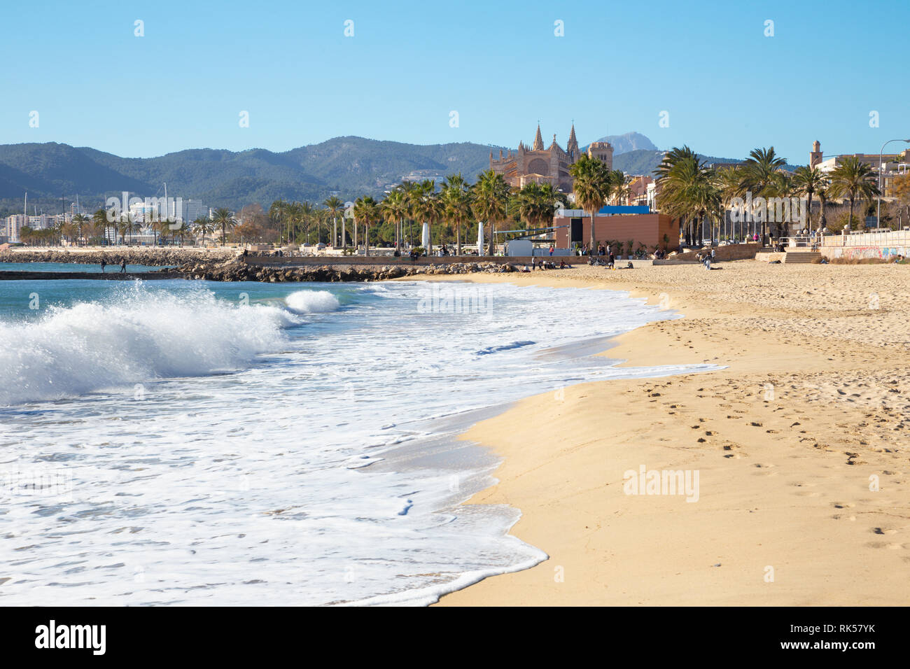 Palma de Mallorca - La spiaggia della città e la cattedrale La Seu in background. Foto Stock