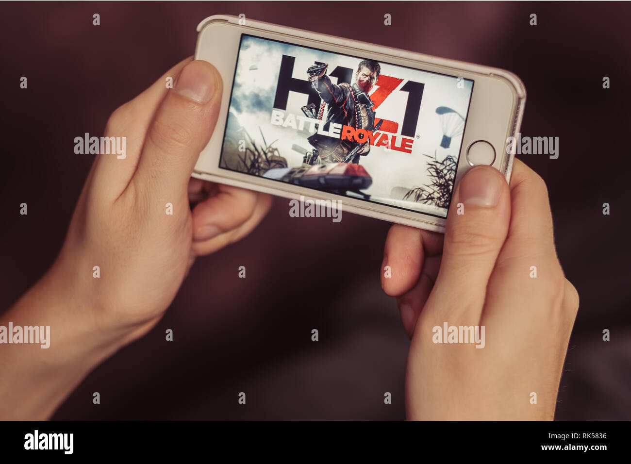 Berlino, Germania - 23 Febbraio 2018: primo piano dello schermo di iPhone con H1Z1 Battle Royale Gioco Mobile riprodotti sullo smartphone Foto Stock