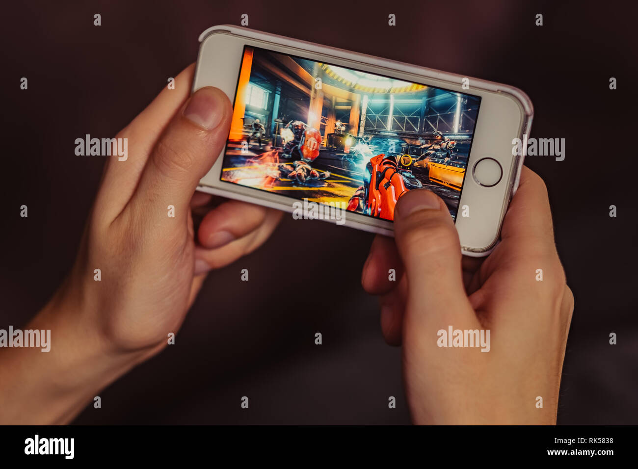 Primo piano dello schermo di iPhone con SHADOWGUN leggende Gioco Mobile riprodotti sullo smartphone Foto Stock