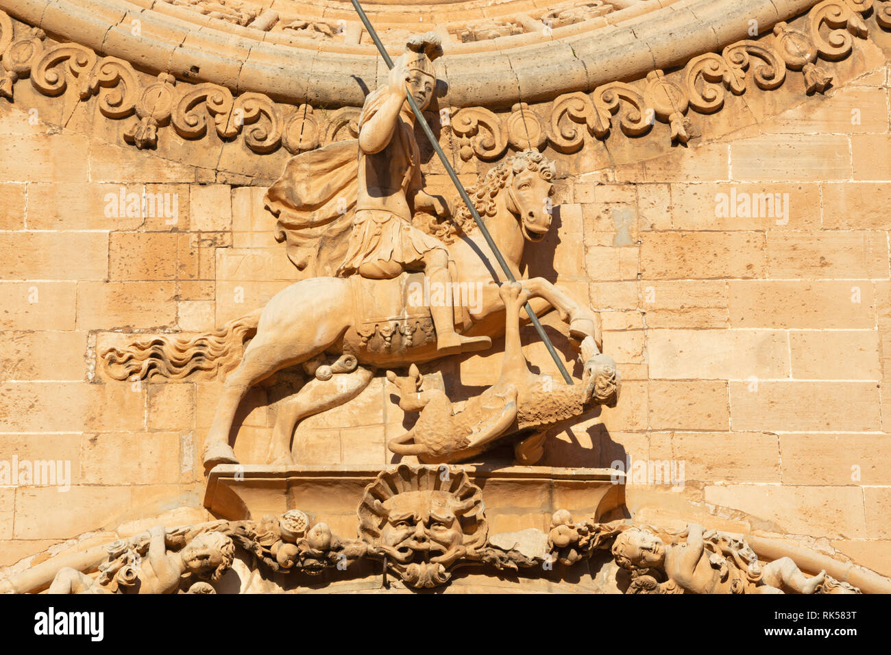 PALMA DE MALLORCA, Spagna - 27 gennaio 2019: Il San Giorgio statua sul portale barocco della chiesa Iglesia de San Francisco da Pere Horrach e Franci Foto Stock