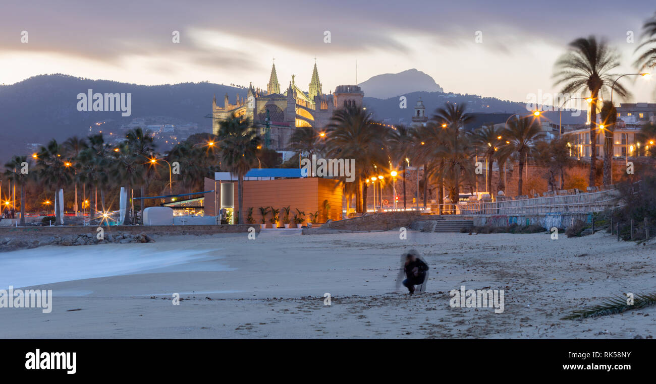 Palma de Mallorca - La spiaggia della città al tramonto e la cattedrale La Seu in background. Foto Stock