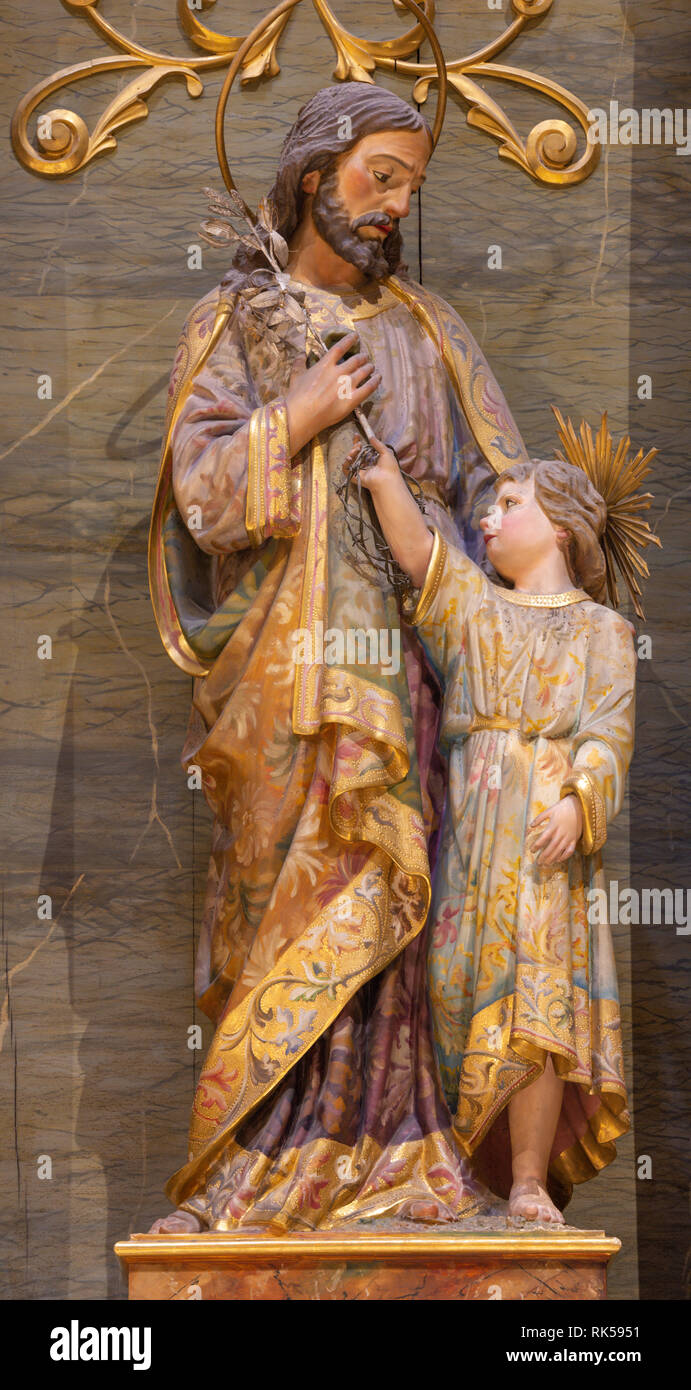 PALMA DE MALLORCA, Spagna - 29 gennaio 2019: Il polychome scolpita scultura di San Giuseppe nella chiesa Iglesia de Santa Maria Magdalena da 19 cent. Foto Stock