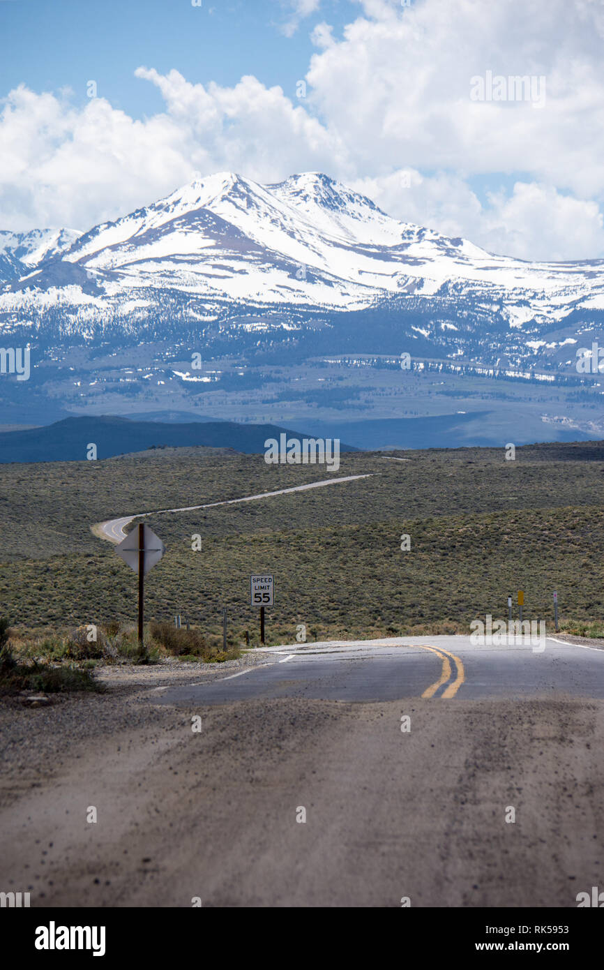 Il marciapiede termina e la strada sterrata inizia sulla California State Highway 270 vicino Bodie Ghost Town in Eastern Sierra Nevada. Foto Stock