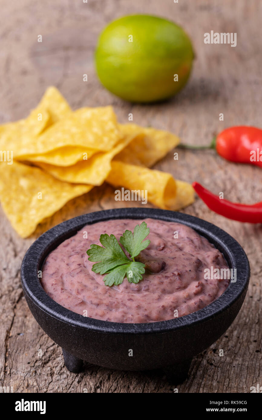 Ciotola messicano con frijoles refritos Foto Stock