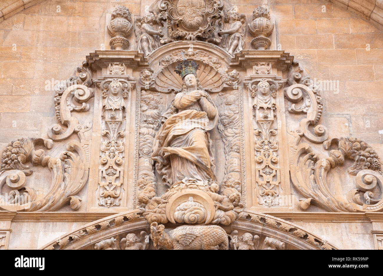 PALMA DE MALLORCA, Spagna - 29 gennaio 2019: l'Immacolata conceptoin sul portale barocco della chiesa de la Iglesia de Monti-sion (1624 - 1683). Foto Stock