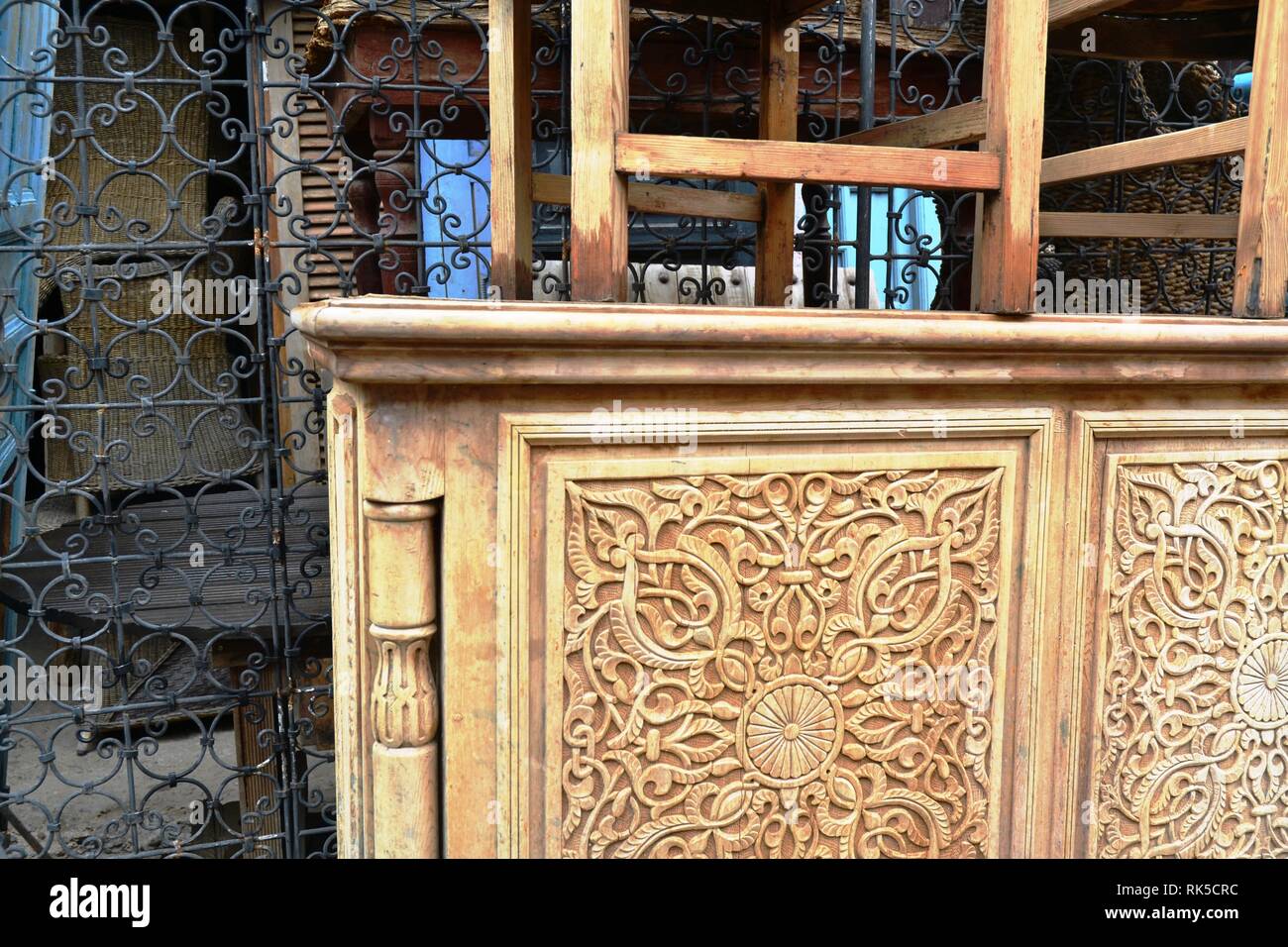 Lo splendore delle antiche porte bella marocchino porta vecchia. Marrakech, Marocco. Foto Stock