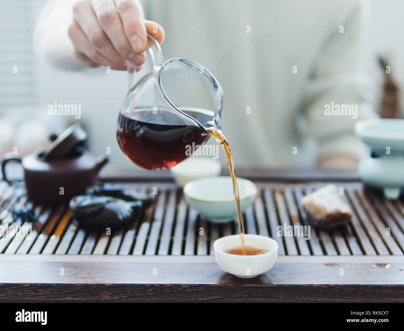 Cerimonia del tè cinese. Master versando puer tea in tazze. Pu Erh della cerimonia del tè. Foto Stock