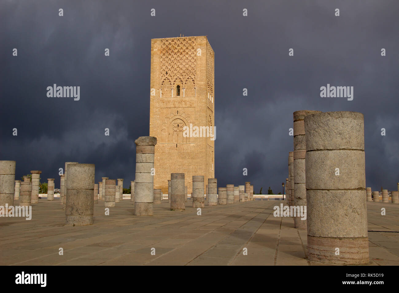 Minareto e la torre incompleta della moschea Hassan. Rabat. Il Marocco. Foto Stock