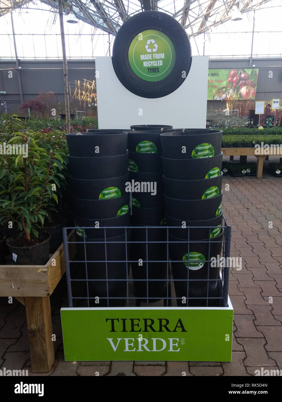 Vasi per piante realizzato dal riciclaggio di pneumatici per auto Foto Stock