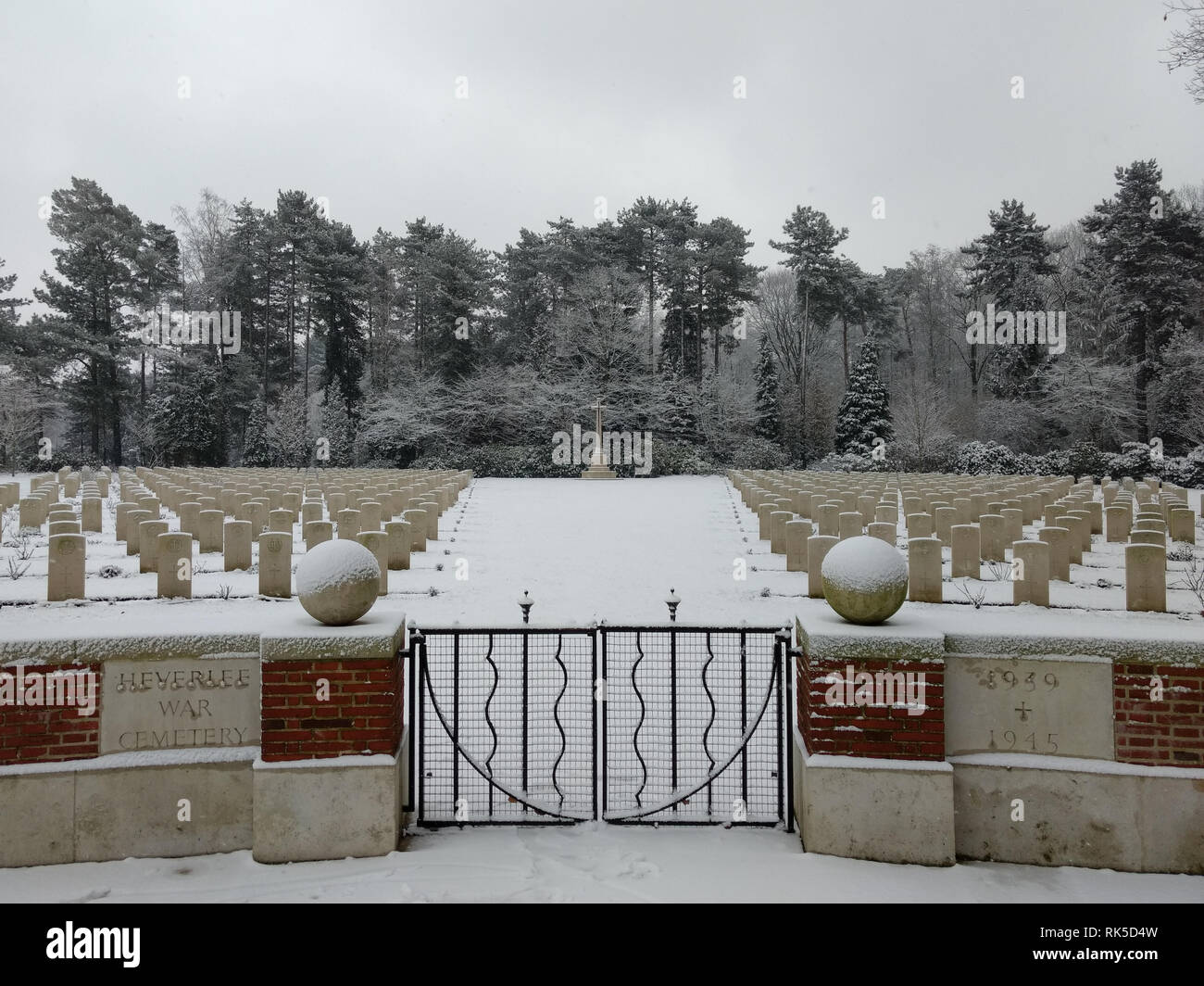 Heverlee guerra cimitero coperto di neve durante il periodo invernale Foto Stock