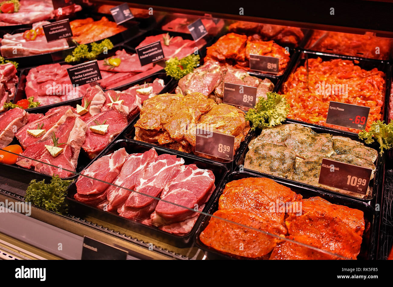 Wurst und Fleischtheke Foto Stock