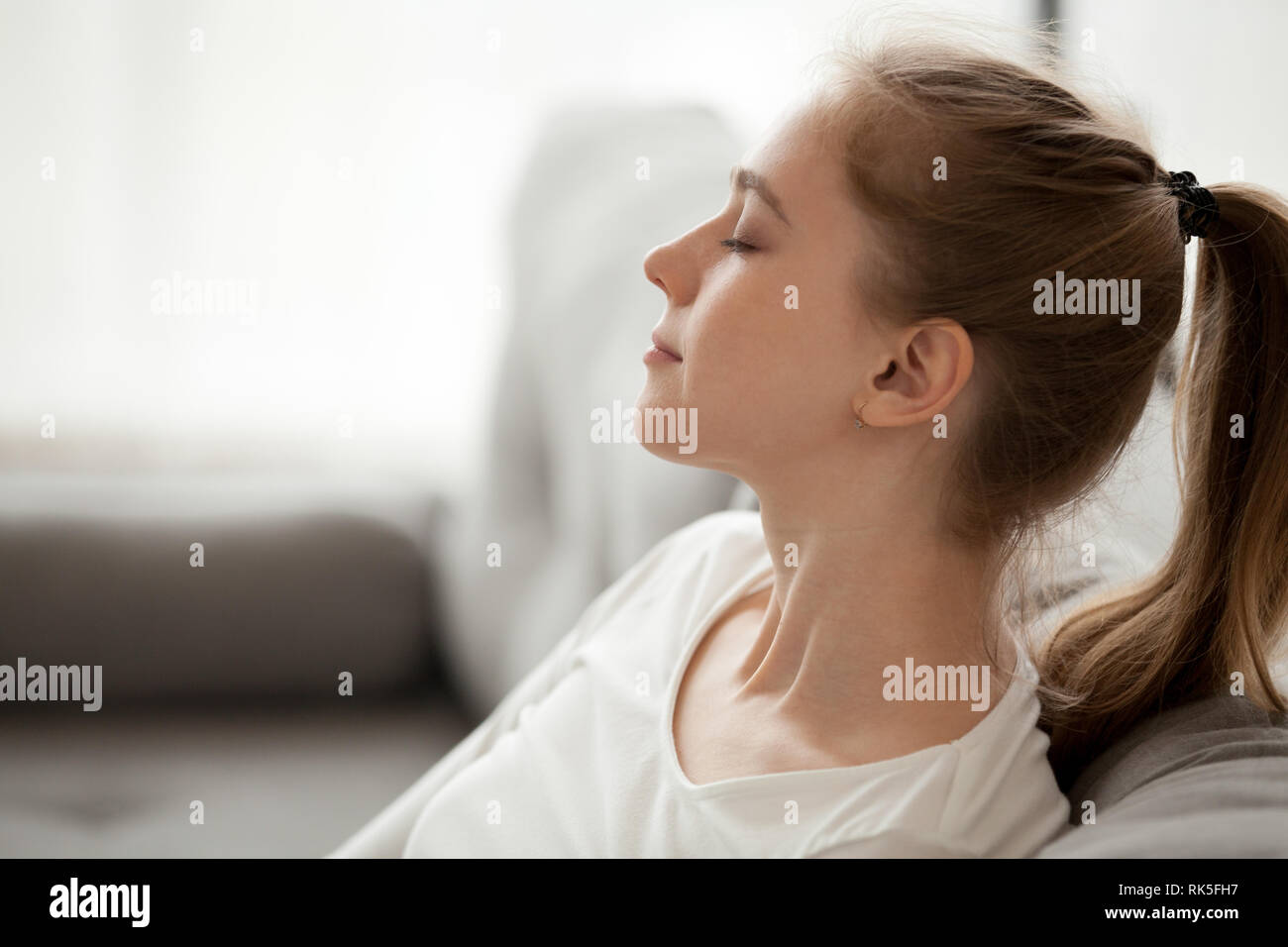 Felice calma donna Rilassarsi respirando aria fresca a sognare sul lettino Foto Stock