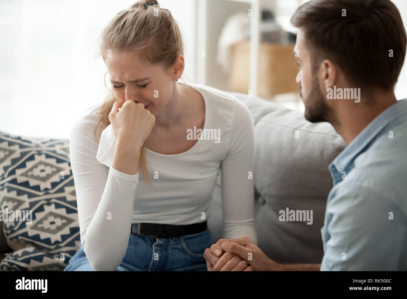 Amorevole marito uomo consolante consolante sconvolto il pianto moglie donna Foto Stock