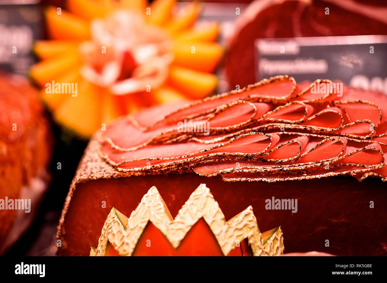 Wurst und Fleischtheke Foto Stock