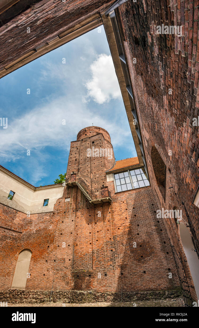 La torre gotica oltre il cortile al castello di gli Arcivescovi di Gniezno, costruito nel XIV secolo, oggi hotel, in una cittadina termale di Uniejow, Polonia Foto Stock