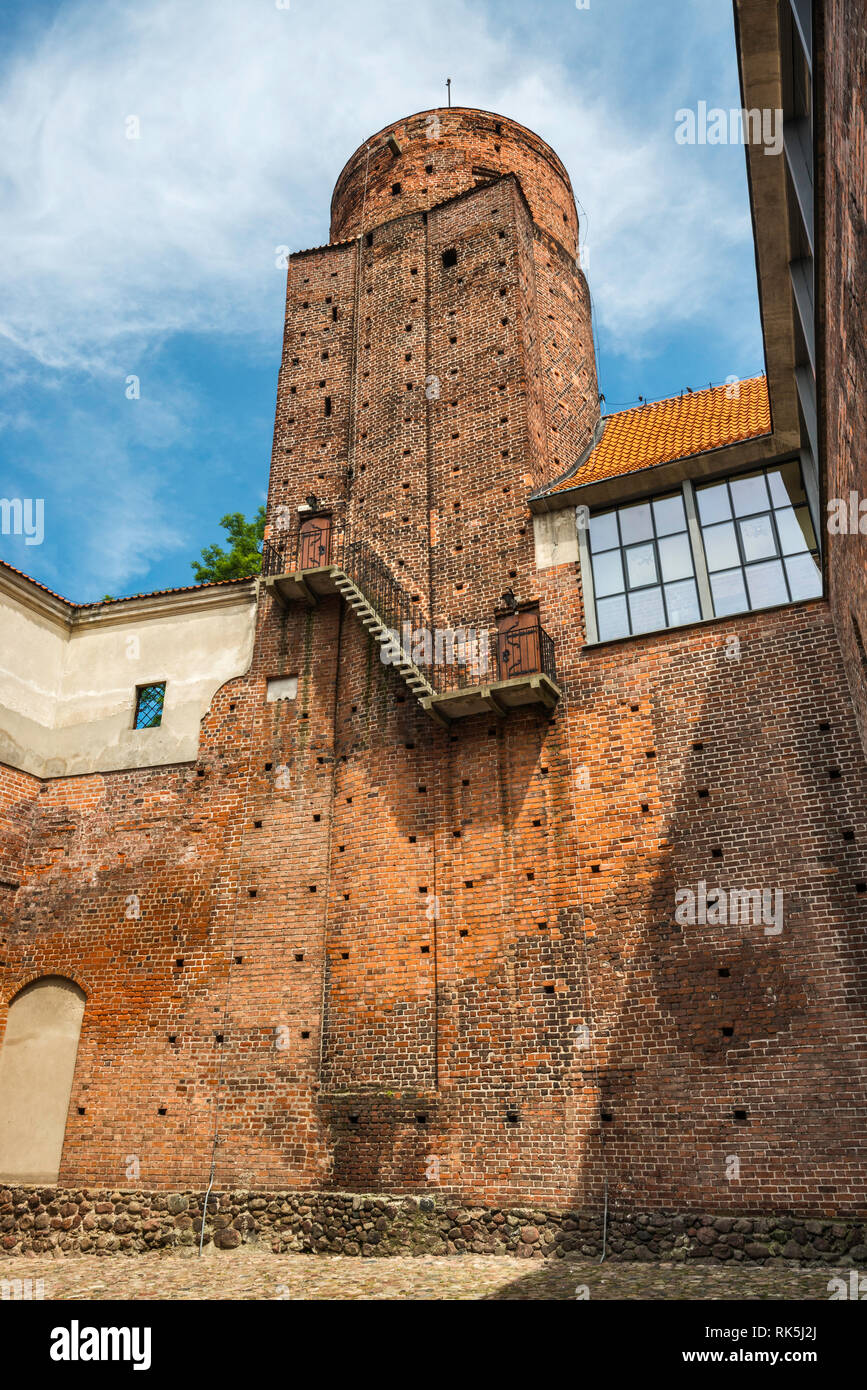 La torre gotica oltre il cortile al castello di gli Arcivescovi di Gniezno, costruito nel XIV secolo, oggi hotel, in una cittadina termale di Uniejow, Polonia Foto Stock