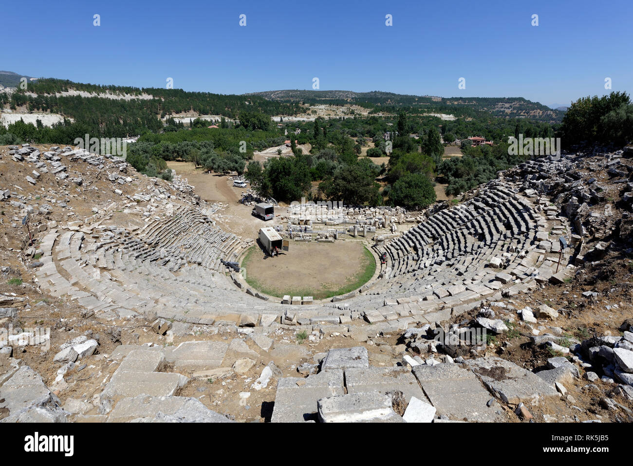 Il Teatro ellenistico, costruito su un pendio naturale di una collina,  antica Stratonicea, Eskihisar, Turchia. Il teatro è di tipo greco con due  diazomas un Foto stock - Alamy