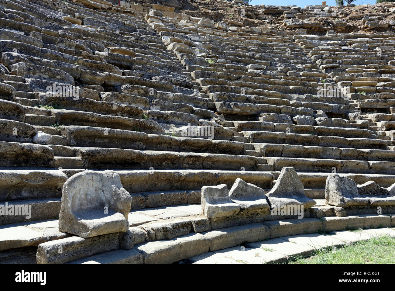 Proedria - trono-simili posti nelle prime file del Teatro ellenistico, antica Stratonicea, Eskihisar, Turchia. Costruito su un pendio naturale, l'attrezzoin Foto Stock