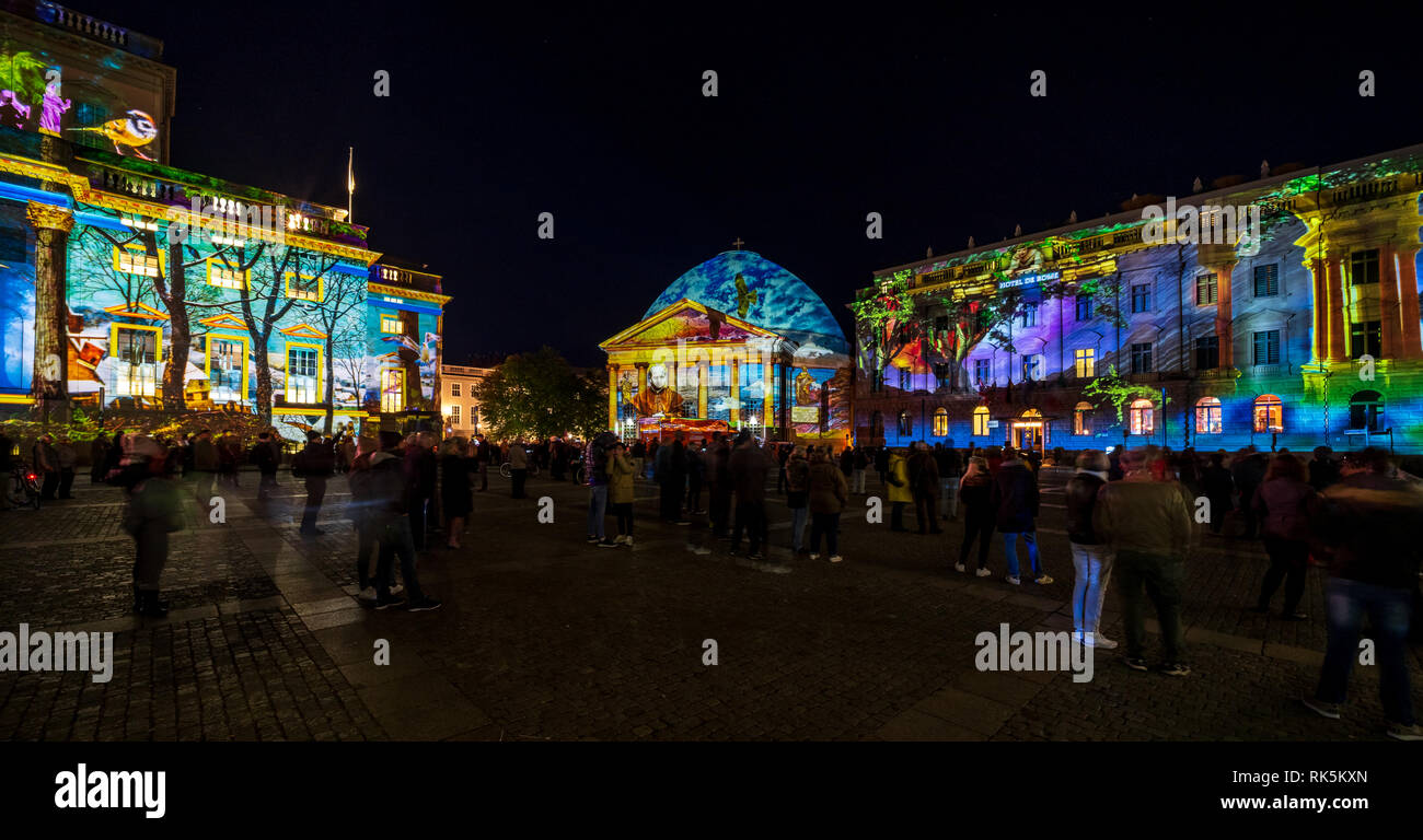 Bebelplatz, Opera di Stato (sinistra), santa Edvige la cattedrale, Hotel de Roma (centro) e Humboldt University facoltà di giurisprudenza (destra) in luminarie colorate. Foto Stock